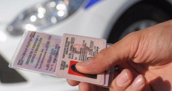 В РФ нелегальным мигрантам могут запретить водить машину и получать права