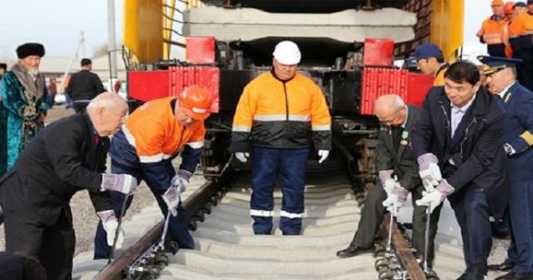 Новую железную дорогу начали строить из Казахстана в Узбекистан