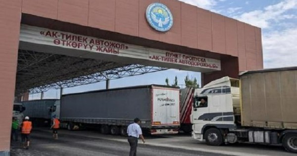Сотни фур вновь скопились в пробке на границе Кыргызстана и Казахстана