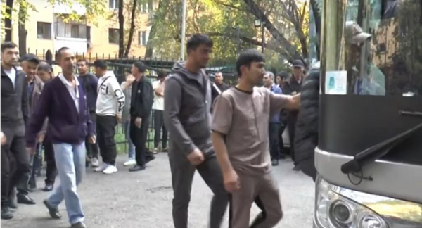 Из Казахстана выдворили 48 мигрантов из Таджикистана и Узбекистана
