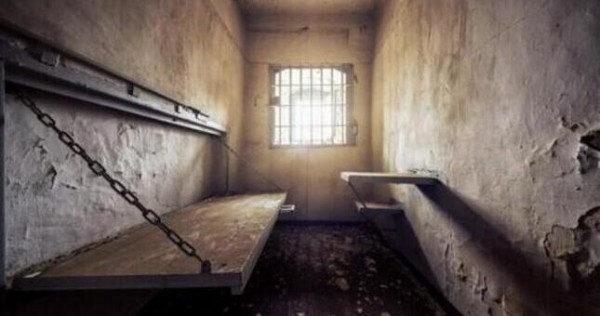 Насиловавший свою дочь на протяжении 10 лет кыргызстанец получил пожизненный срок