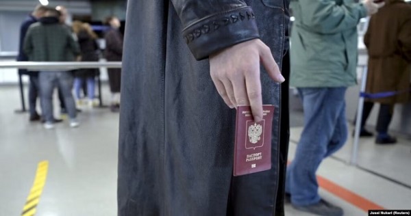 Каждый час российские паспорта получают более 20 граждан Таджикистана