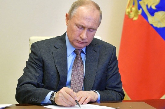 Путин подписал закон о пожизненном лишении свободы за госизмену