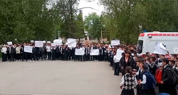 В Бишкеке после митинга учеников гимназии уволили всех педагогов учебных заведений