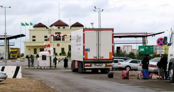 Туркменистанцам запретили выезжать в Казахстан без письменной гарантии возвращения на родину