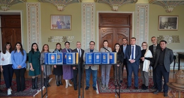 Институту рукописей Азербайджана передали в дар альбомы о культурном наследии Узбекистана