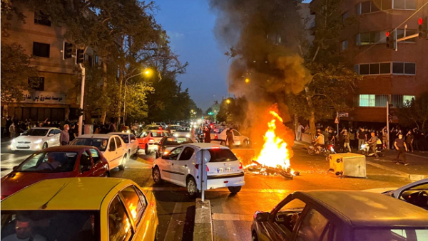 В Иране протестующие подожгли дом-музей аятоллы Хомейни
