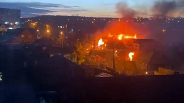 В Иркутске военный самолет упал на жилой дом