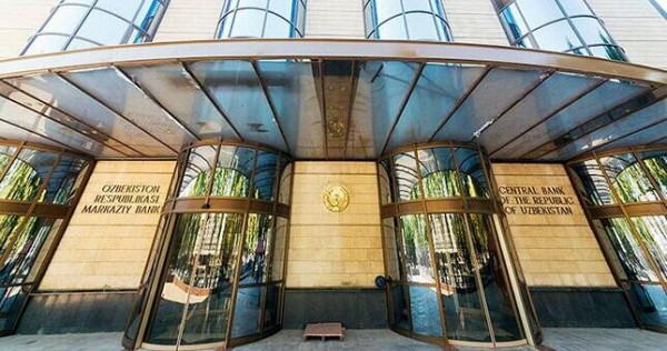 Центробанк предупредил узбекистанцев о возможных проблемах с переводом денег из России