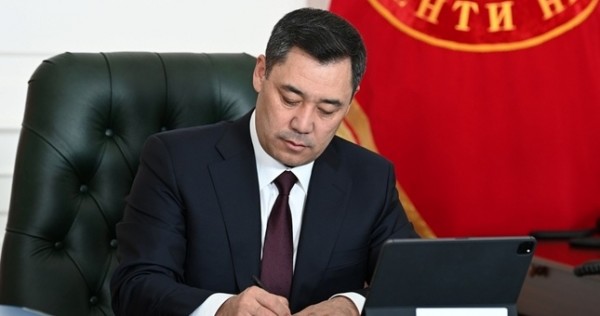 Садыр Жапаров призвал кыргызстанцев покупать золото для сохранения денег в условиях кризиса