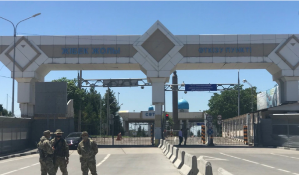 Узбекистан закрывает наземные границы с Казахстаном