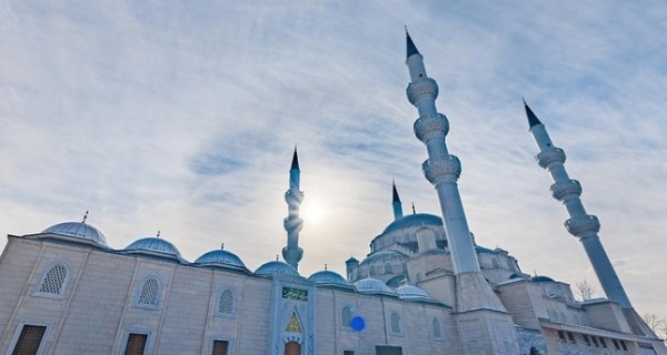 В мечетях Бишкека разрешили проводить жума-намаз, несмотря на рост заражений COVID-19