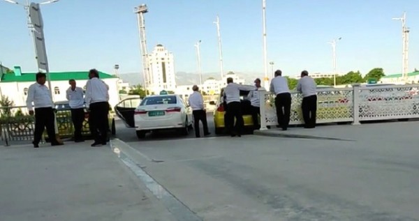 В Ашхабаде запретили днем ездить по городу на личных авто