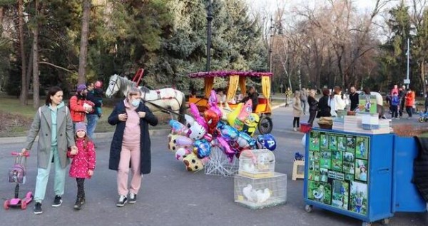 Третья волна коронавируса в Казахстане: без карантина, масок и вакцин?