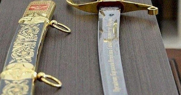 Путин и Жапаров обменялись холодным оружием в качестве подарков