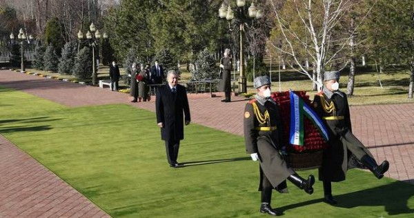 Шавкат Мирзиёев почтил память Ислама Каримова