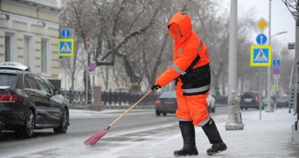 Власти Москвы опровергли доставку спецбортом 500 дворников из Кыргызстана