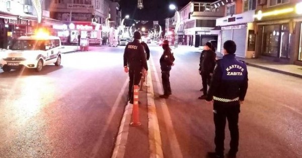 Турция вводит комендантский час в будние дни с 21:00 до 05:00