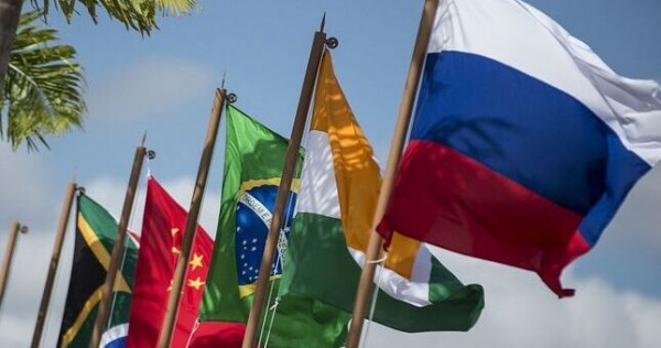 Платежная система БРИКС позволит уйти от долларовой зависимости – индийский эксперт