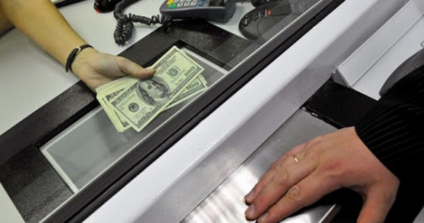 За месяц в Кыргызстане приток денежных переводов от мигрантов снизился на $10,6 миллиона
