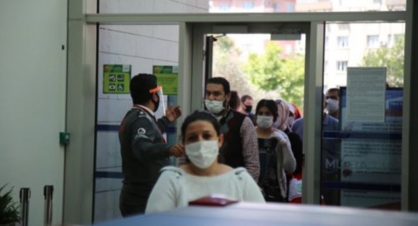 В Турции COVID-19 положительные будут носить электронные браслеты