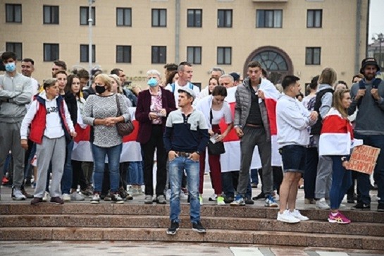 В центр Минска стянули водометы, спецтехнику и ОМОН