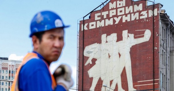 Москвич призвал россиян преклонить колени перед мигрантами