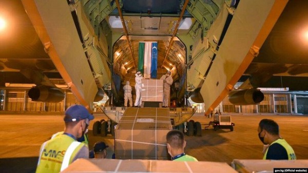 Кыргызстан получил гуманитарную помощь от Узбекистана