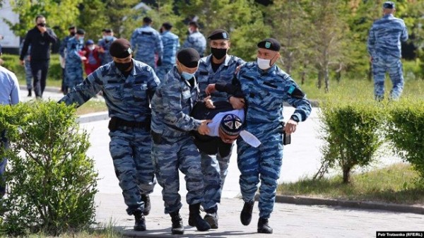 Митинги в Казахстане: свыше сотни задержанных, оцепленные «для дезинфекции» площади