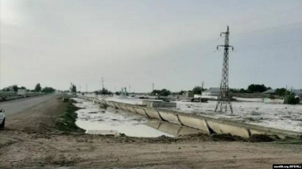 В Узбекистане прорвало дамбу Сардобинского водохранилища. Жителей эвакуировали