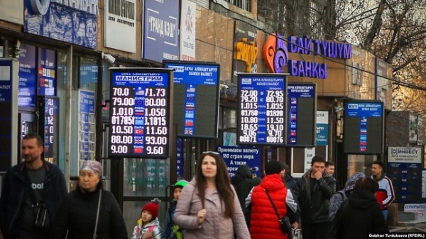 Что стоит за инициативой о закрытии «обменок» в Кыргызстане?