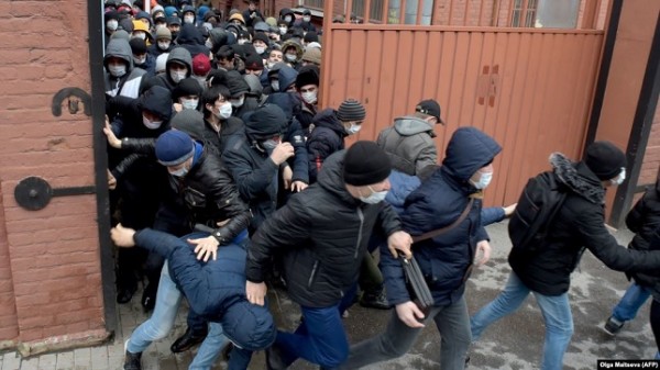 Самоизоляция в толпе: таджикские мигранты в России жалуются на сложности в период карантина