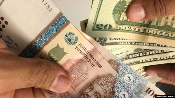 В Таджикистане курс сомони по отношению к доллару снизился на 5 процентов