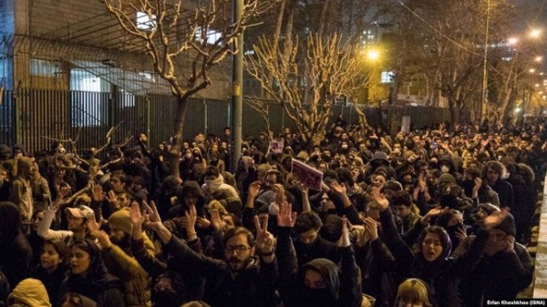 В Иране студенты вышли на акции протеста из-за сбитого самолета и требуют наказать виновных