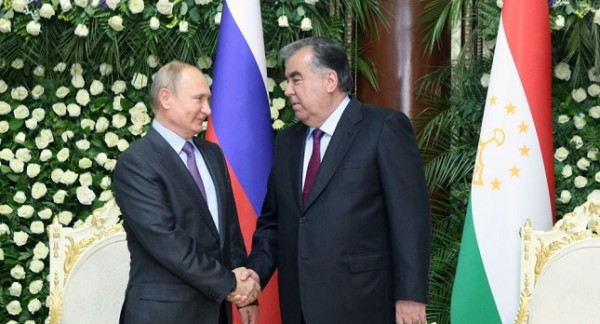 Рахмон и Путин обсудили амнистию для таджикских мигрантов в России