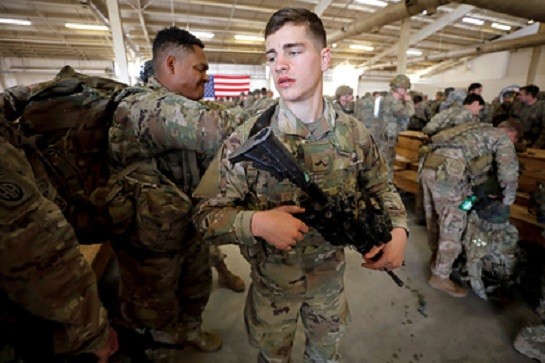 США начали переброску четырех тысяч военных на Ближний Восток