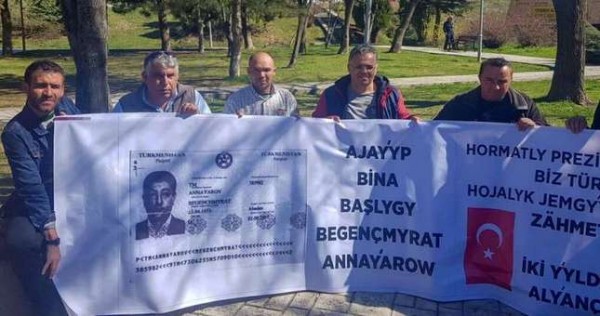 Турецкие строители провели митинг перед посольством
