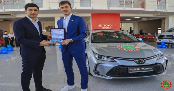 Голкиперу Рустаму Ятимову вручили автомобиль “Toyota Corolla”