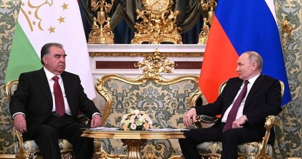 Русский язык, безопасность, мигранты. О чем говорили Путин и Рахмон в Москве?