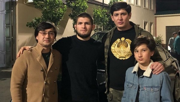 Хабиб Нурмагомедов побывал в Ташкенте. Он выложил в Instagram фото с зятьями Мирзиёева