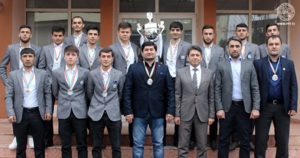 Футзалистам «Соро компании» вручены золотые медали и чемпионский кубок