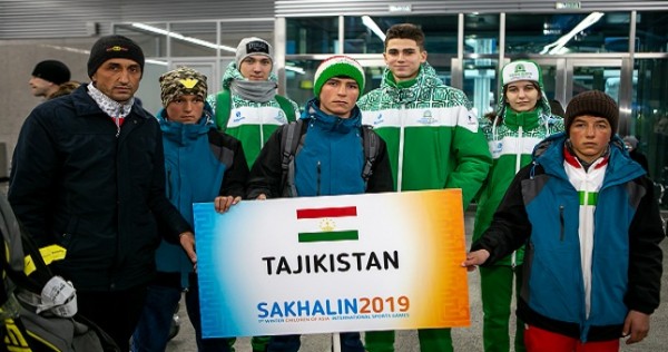 Спортсмены из Таджикистана прилетели на Сахалин.