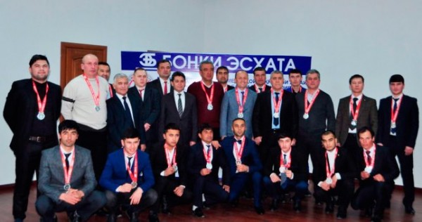 Футболисты «Эсхата» награждены серебряными медалями первой лиги Таджикистана
