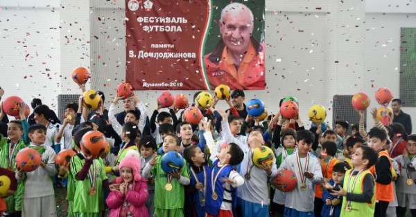 В Душанбе прошел детский фестиваль футбола памяти Владимира Домладжанова