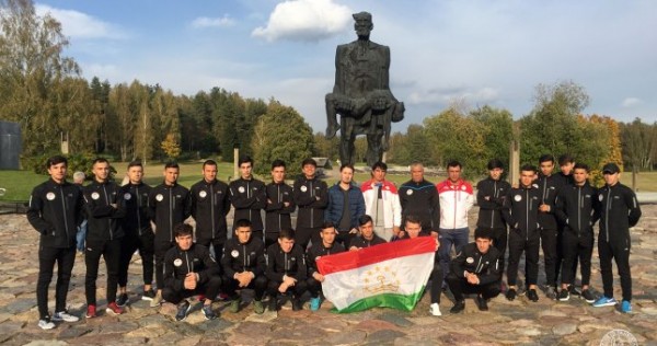Молодежная сборная Таджикистана (U-19) возложила цветы к Вечному огню на мемориальном комплексе «Хатынь» в Беларуси