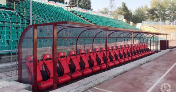 На центральном стадионе Душанбе, установлены новые скамейки запасных
