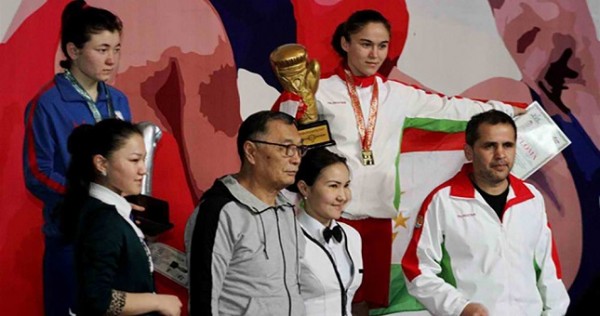 Таджикская боксерша в Бишкеке выиграла золото, одолев узбекистанку