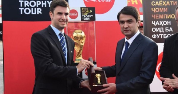 Любителям футбола в Душанбе показали кубок чемпионата мира 2018