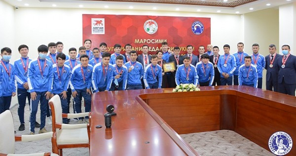 ФК «Худжанд» получил серебряные медали Чемпионата Таджикистана