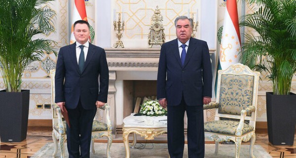 Эмомали Рахмон принял Генерального прокурора России Игоря Краснова